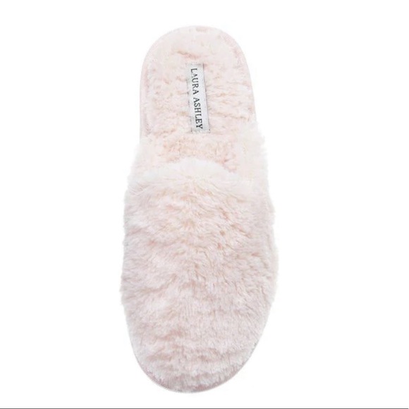 Shoes - White Cozy Plush Slippers Size 8-9